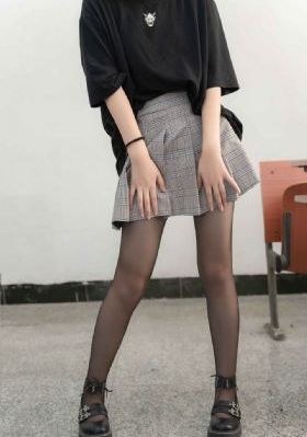 一前一后三个人