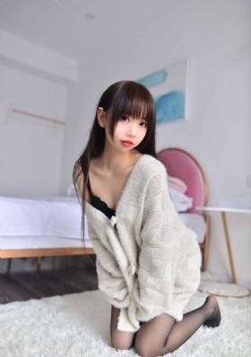 樊振东被赌王四太拉住合影
